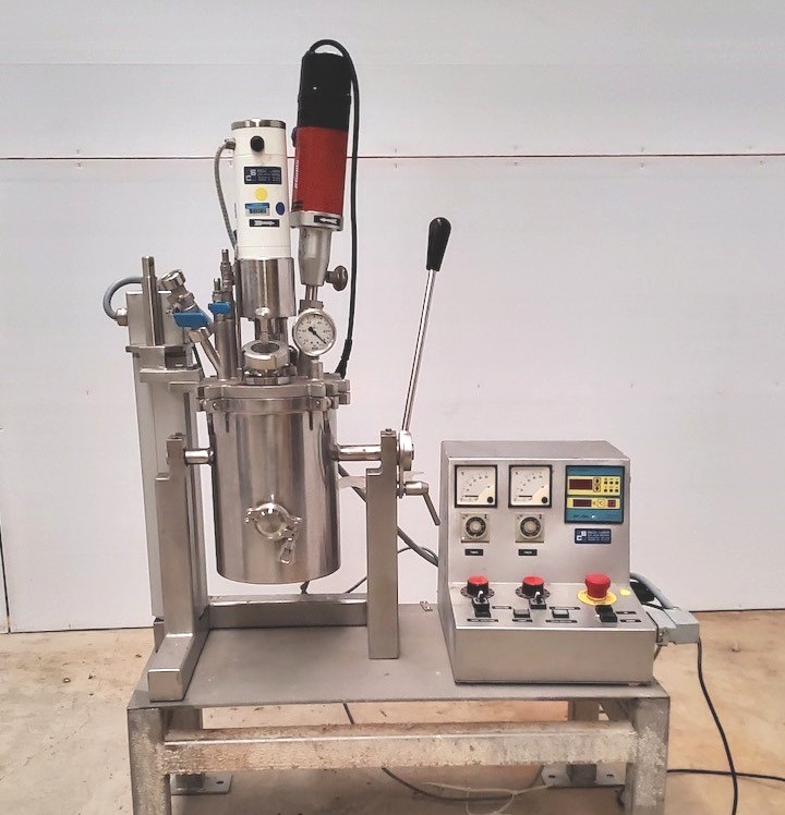 used Esco Labor Model EL3, 3 Liter Capacity Stainless Steel Dual Agitated Vacuum Laboratory Mixer/kettle. 3 liter working capacity, 4 liter total capacity. Mixing vessel is approx. 6.5